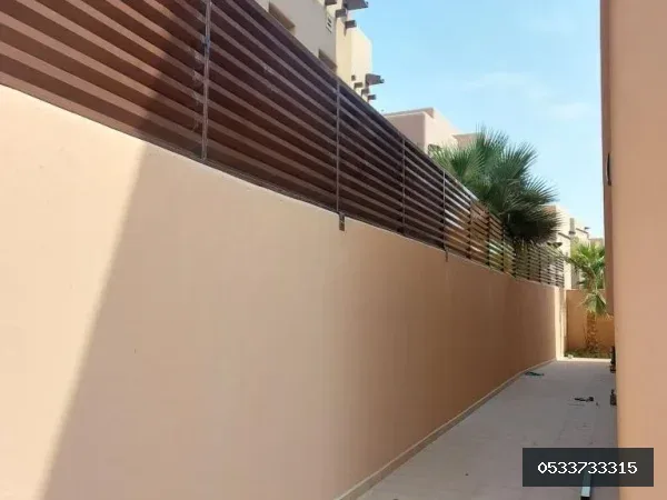 سواتر — سواتر خشبية في جدة